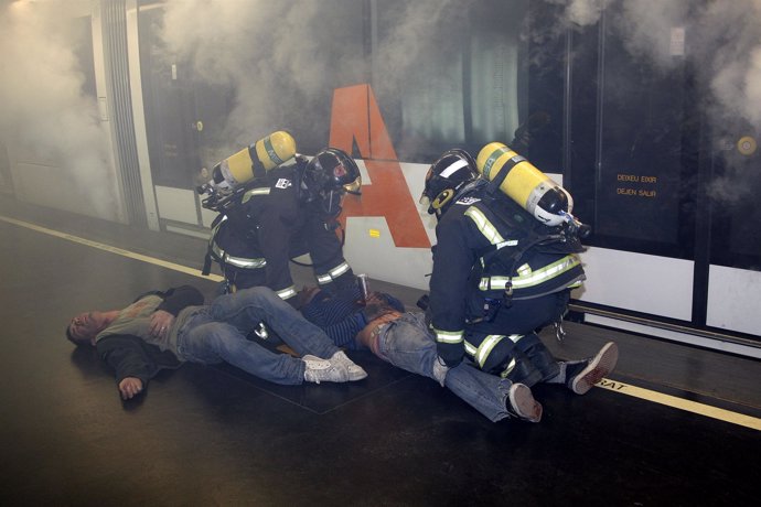 Bomberos participan en un simulacro en el TRAM.