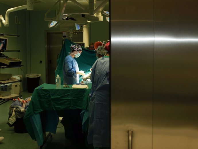 Cirujanos en un quirófano de la nueva Fe de Valencia.