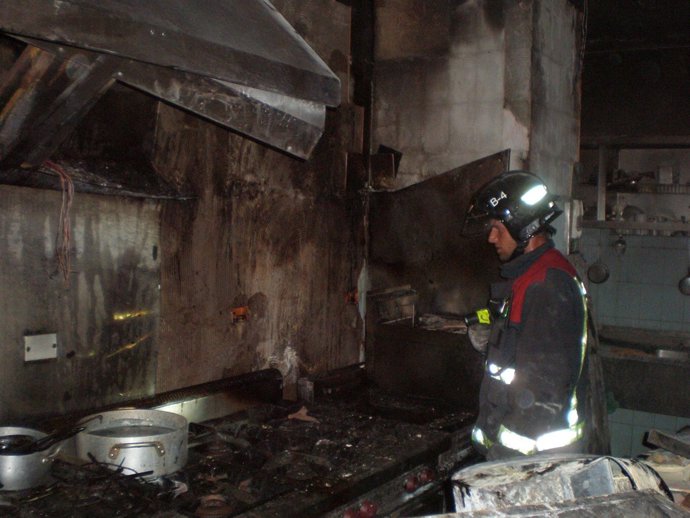 Efectivos del consorcio apagaron las llamas del local en Icod de Los Vinos