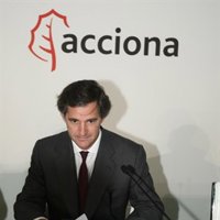 Acciona reduce un 23% la retribución de presidente y vicepresidente