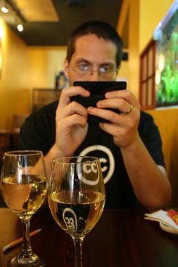 Usando un móvil smartphone durante la cena comida