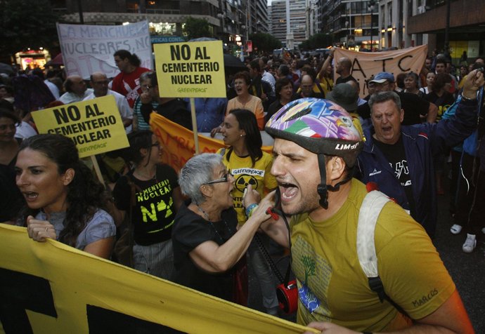 Manifestación en Valencia contra el ATC en Zarra