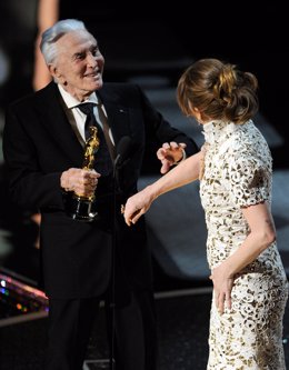 Kirk Douglas pellizca a Melissa Leo en los Oscar