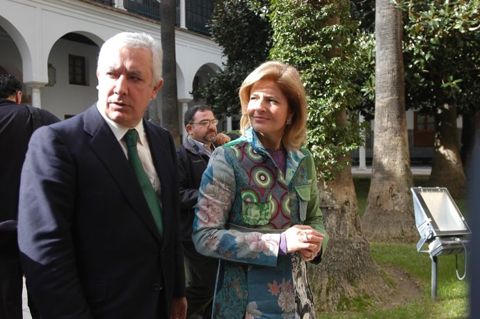 Javier Arenas y Esperanza Oña, en los pasillos del Parlamento