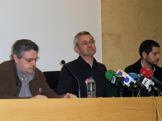 Los tres representantes sindicales, en la rueda de prensa