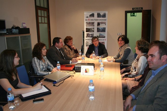 Fernández durante su reunión con representantes de asociaciones de consumidores