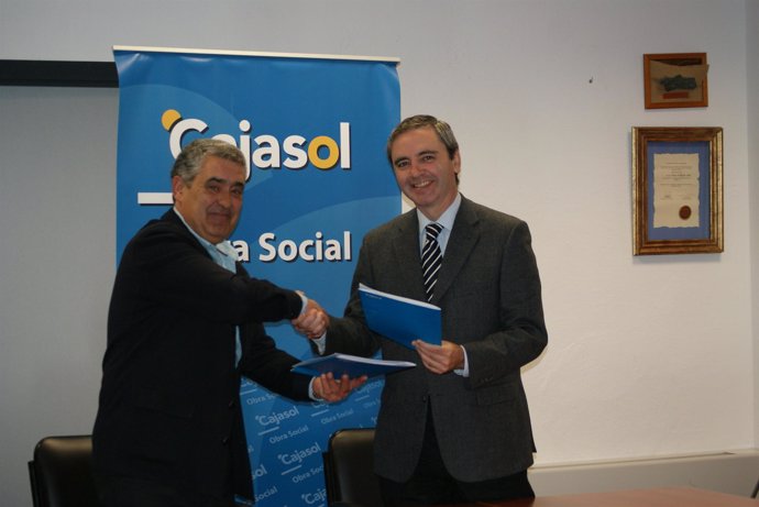 Firma de un convenio suscrito entre Cajasol y la sociedad cooperativa Campo de T