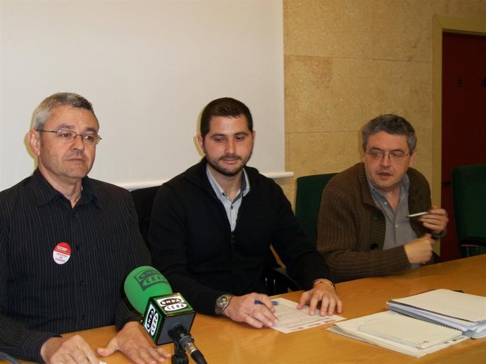 Los tres sidnicalistas, durante la rueda de prensa