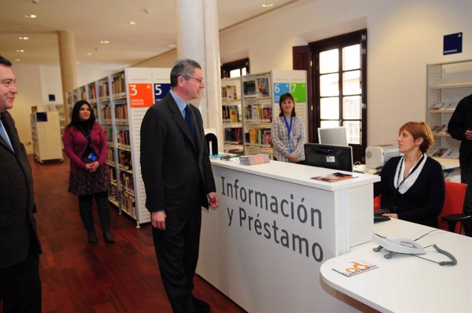 Alberto Ruiz-Gallardón inaugura la biblioteca Iván de Vargas