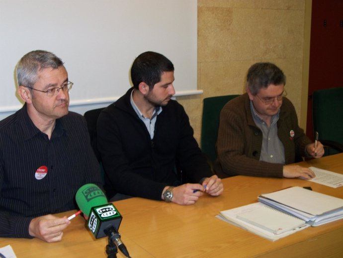 Vicente, Ferrández y Sánchez, durante la firma de su propuesta conjunta