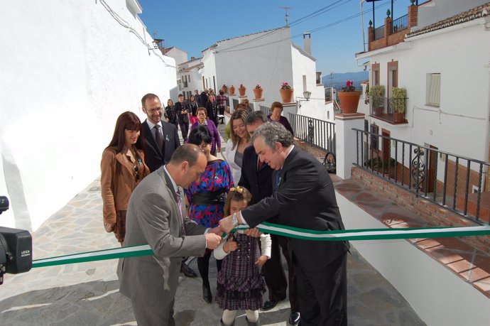 El alcalde de Alozaina y el presidente de la Diputación en la inauguración de un