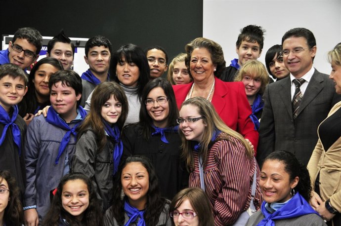 Barberá y Castellano junto a los menores asistentes al taller
