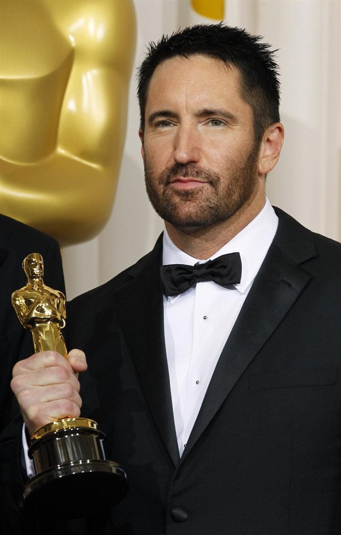 El músico Trent Reznor junto a su Oscar en la gala de 2011