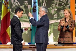 Jesús Navas recibe la Medalla de Andalucía