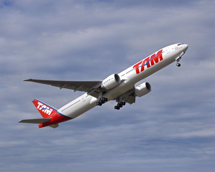 Avión 777-300ER de TAM