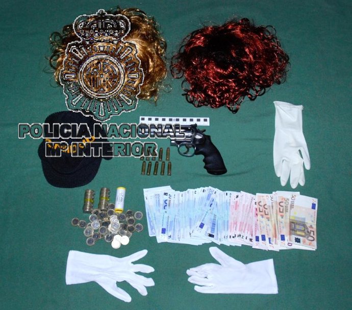 Dinero recuperado y distinto material utilizado en el atraco a una sucursal banc