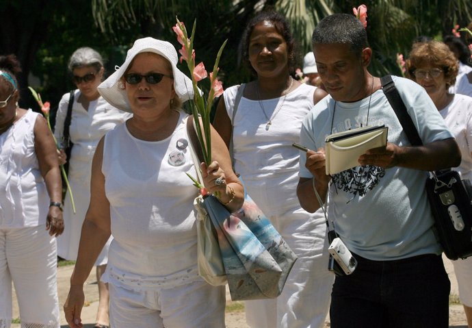 Carlos Serpa Maceira junto a las Damas de Blanco en La Habana.