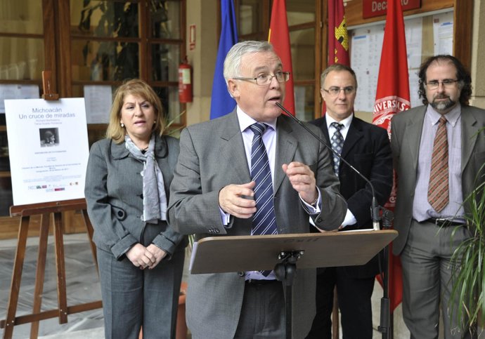 El rector en primer plano, Pilar Arnaiz, Sebastián de la Peña y José Javier Ruiz