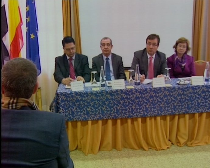 Vara insta a poner "toda la fuerza" para superar la crisis