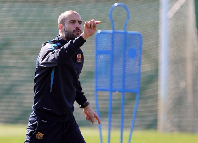 Guardiola en un entrenamiento con el FC Barcelona