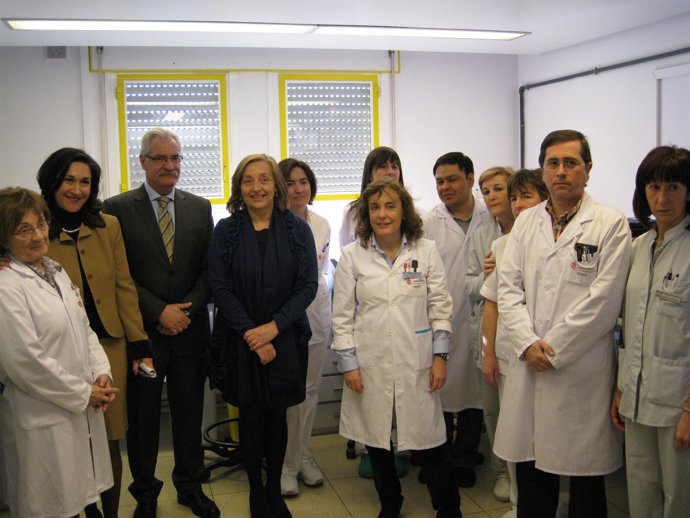 La consera Kutz, directivos del CHN y personal sanitario del laboratorio de Micr