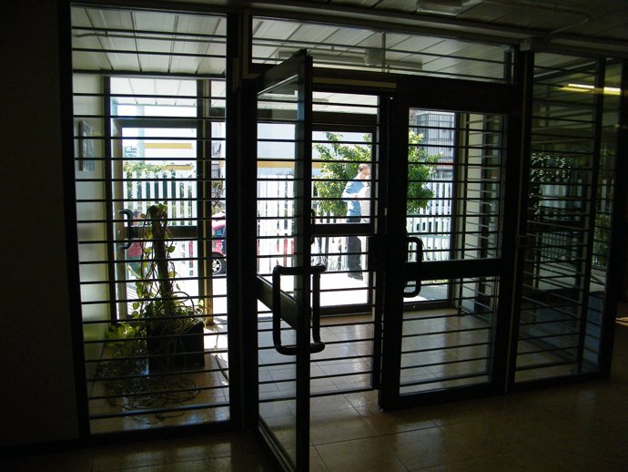Puerta enrejada de acceso al centro de salud mental de Polígono Norte de Sevilla
