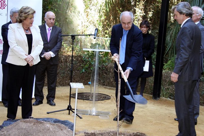 Un momento del acto en el jardín de las Corts