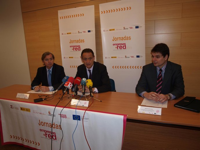 Vadillo (c), junto con Chávarri (iz) y Díaz.