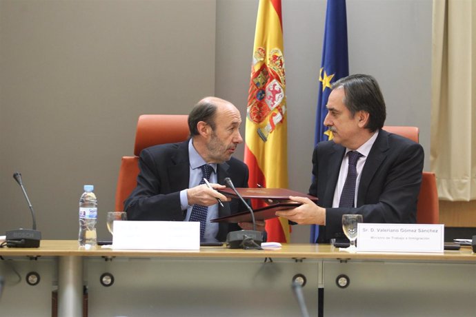 ministro del Interior, Alfredo Pérez Rubalcaba, y el ministro de Trabajo, Valeri