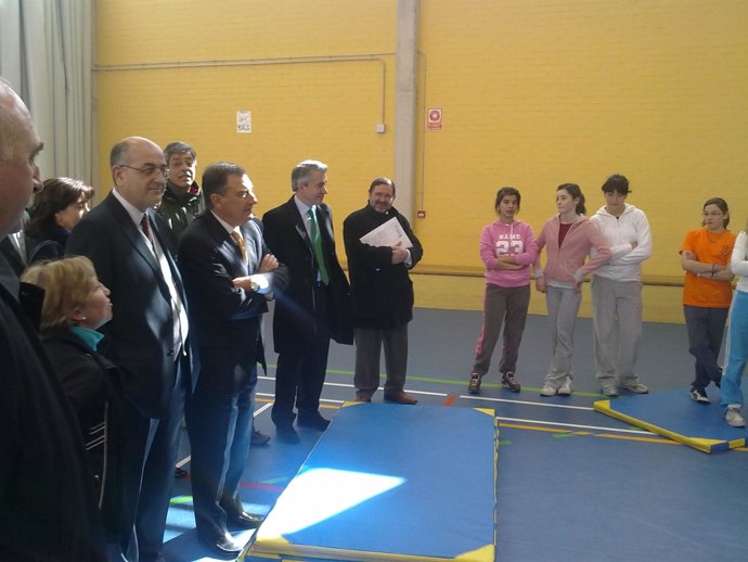 El consejero de Educación, Juan José Mateos, visita el gimnasio del IES Zorrilla