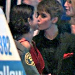 Justin Bieber y Selena Gomez se besan tras la fiesta de 'Vanity Fiar' 