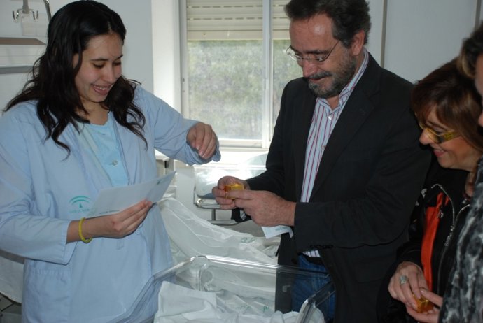 Entrega de una 'aceituna de plata' a una madre que dio a luz el 28-F en Jaén