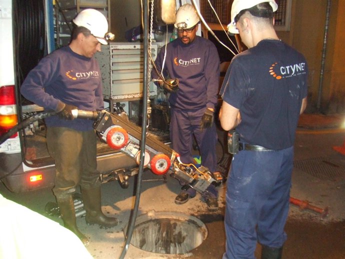 Trabajadores de Citynet instalando fibra óptica