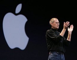 steve jobs con el logo de Apple por marcopako CC desde FLickr