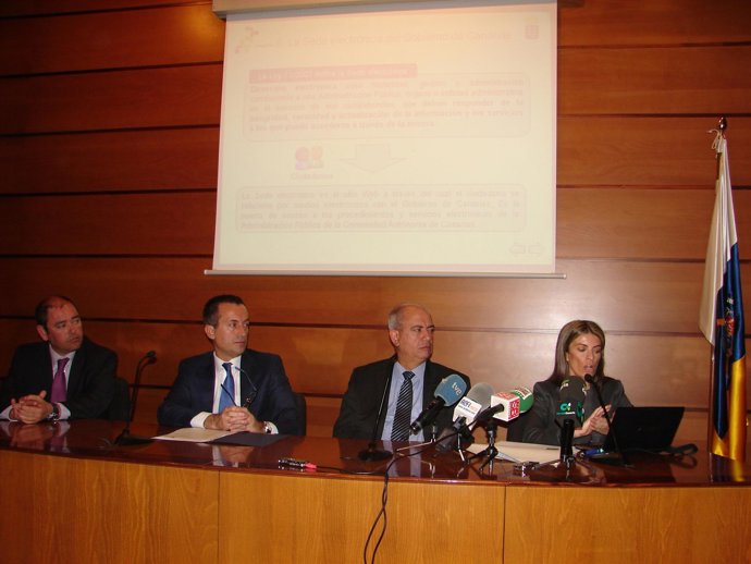 El consejero de Presidencia, Justicia y Seguridad del Gobierno de Canarias José 