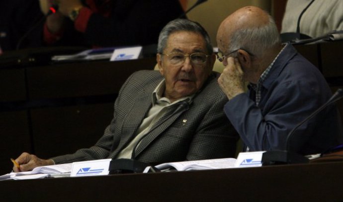 El presidente cubano, Raúl Castro, encabeza sesión en el Congreso.
