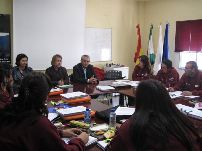 La delegada de Empleo en Jaén, Irene Sabalete, durante la visita que ha realizad