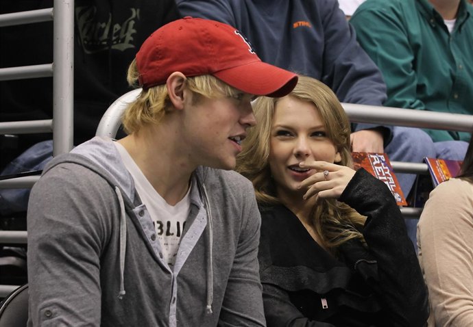 Taylor Swift y Chor Overstreet en un partido de hockey sobre hielo