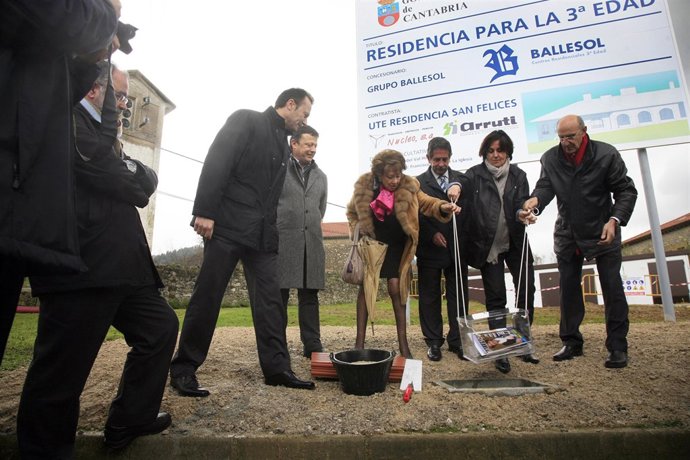 Colocación de la primera piedra de la residencia geriátrica de San Felices de Bu