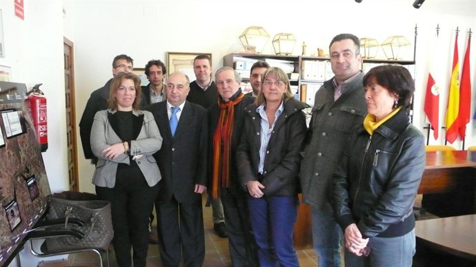 La consejera Salanueva y Pegenaute, con miembros de la corporación municipal de 