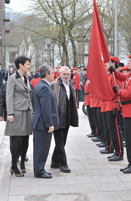 Caballero pasa revista antes del acto central del Día de la Policía Foral.