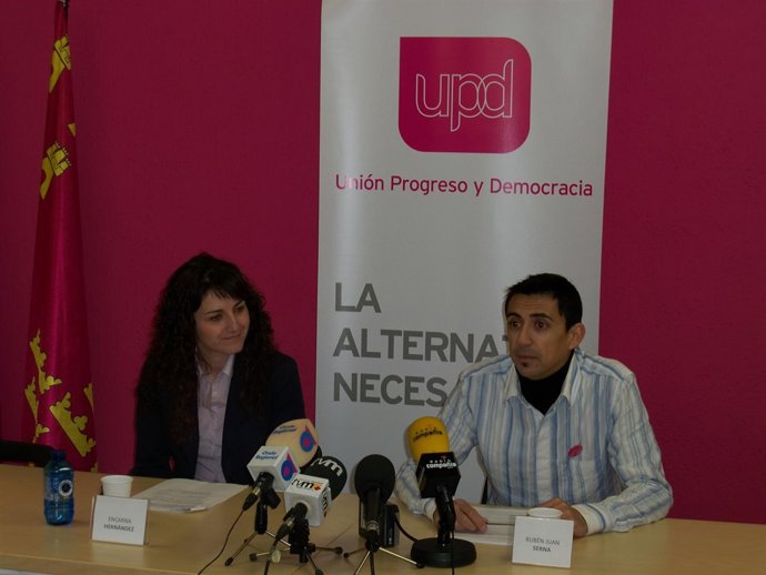 Encarnación Hernández y Rubén Serna de UPyD Murcia