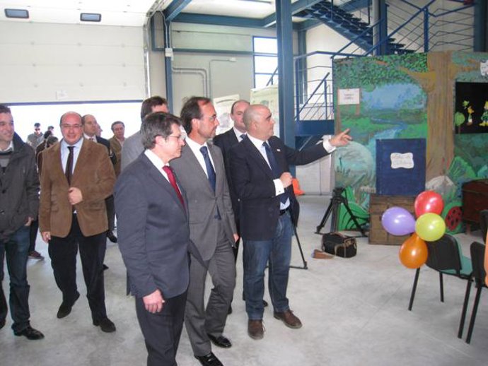 Marín, en el centro, inaugura las instalaciones