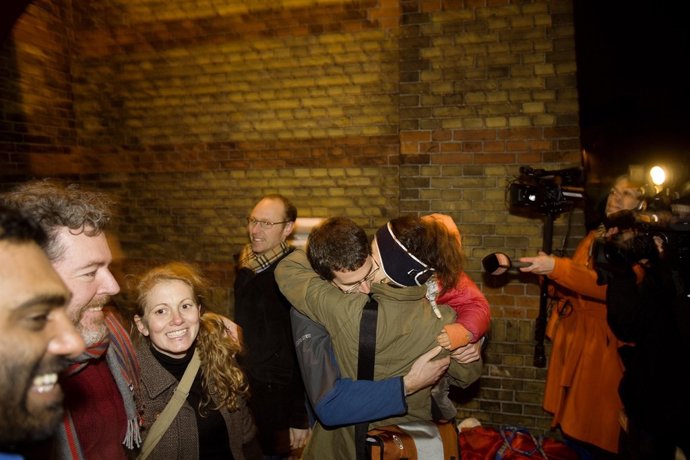 Los activistas de Greenpeace salen de la cárcel de Copenhague en enero de 2010