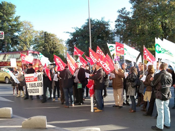 Sindicalistas a las puertas de la Delegación del Gobierno en Murcia
