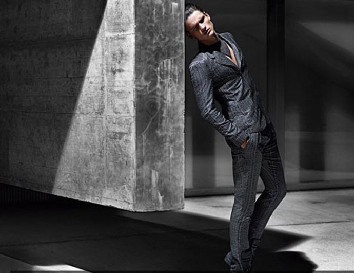 Modelo posando para la nueva colección de Emporio Armani, temporada primavera-ve