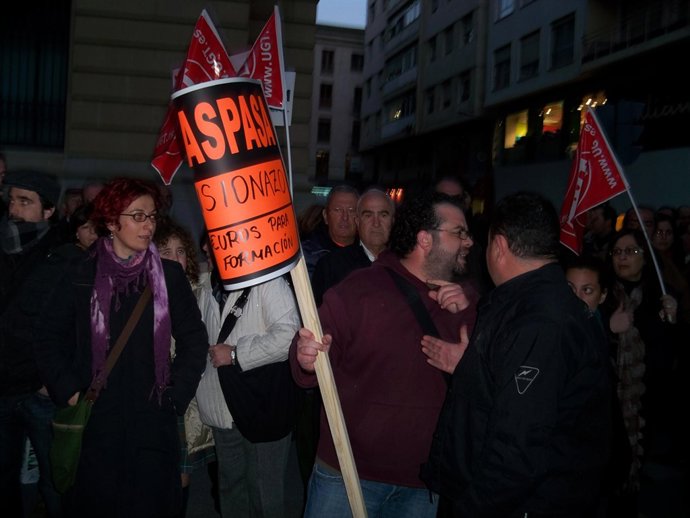 Momento de tensión en novena manifestación contra el 'tijeretazo'