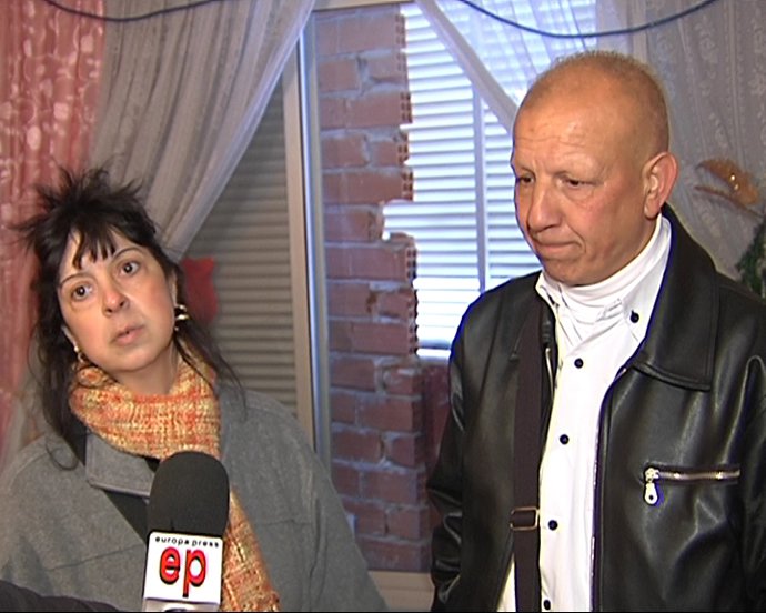 Paralizado desahucio de una familia por vecinos