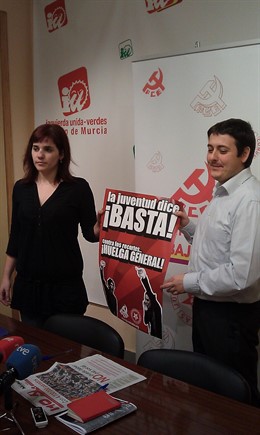 Joaquín Morote y Lucía Martínez sostienen uno de los carteles