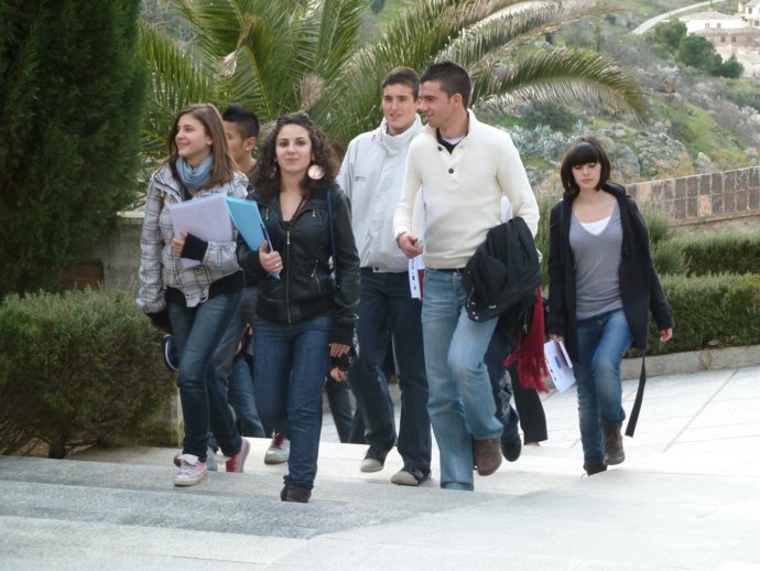 jovenes entrando en cortes